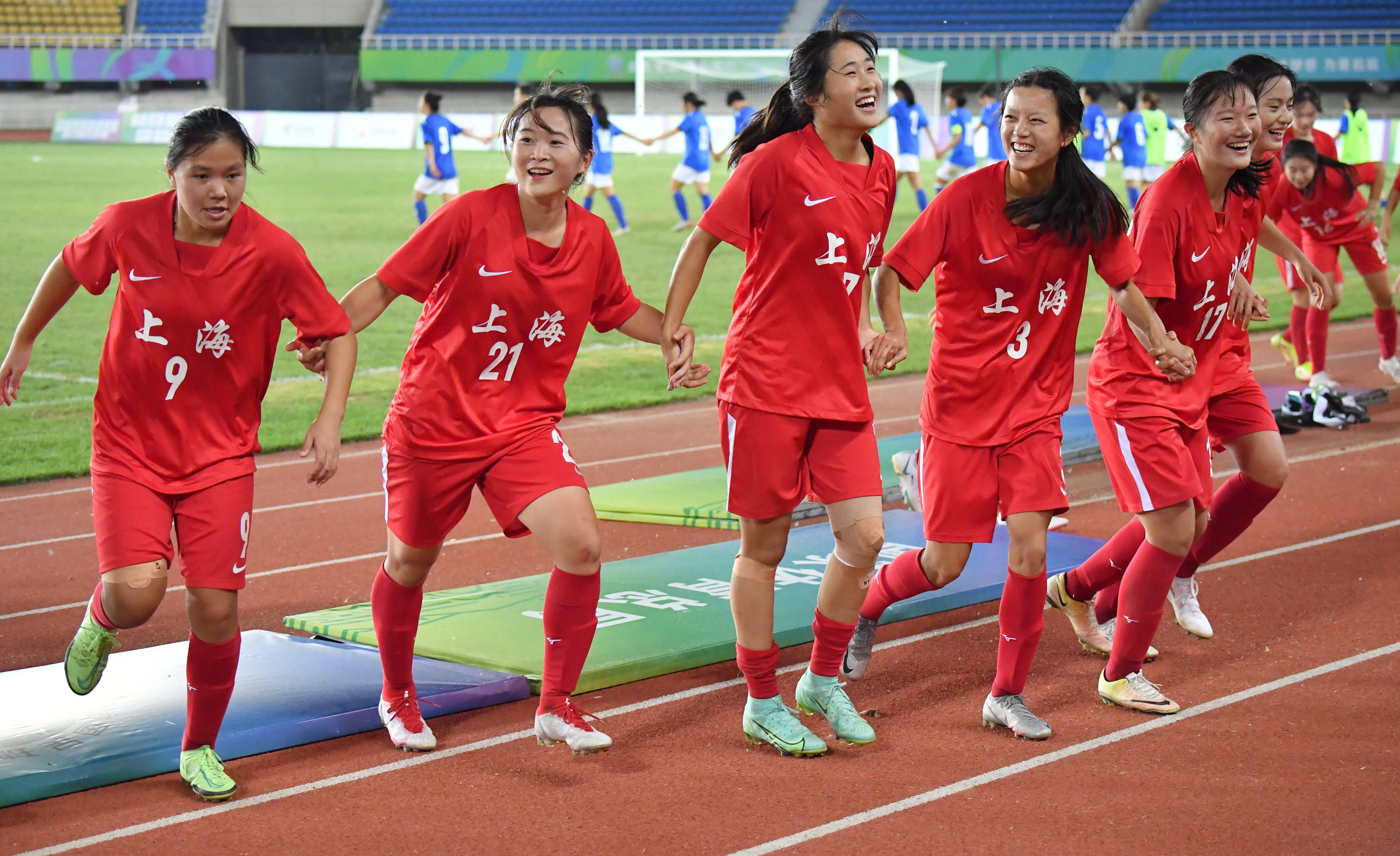 近期足球赛事女子选手表现神勇