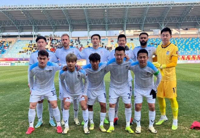 国安胜大连，保持在争冠集团内